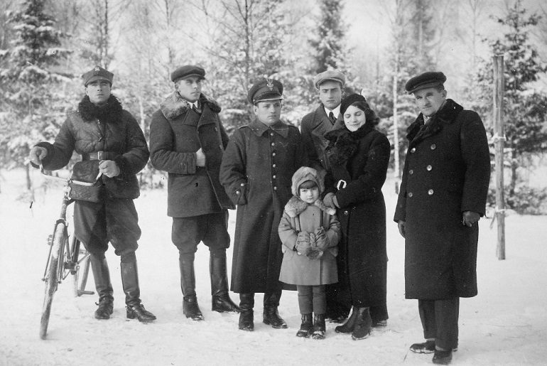 Польский военный осадник (справа) и его семья в 1938 г.