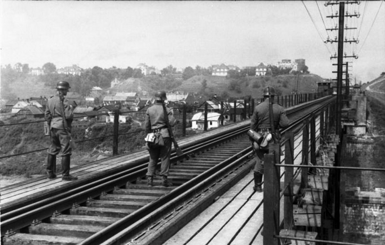 Немецкие солдаты на жд мосту под Гродно
