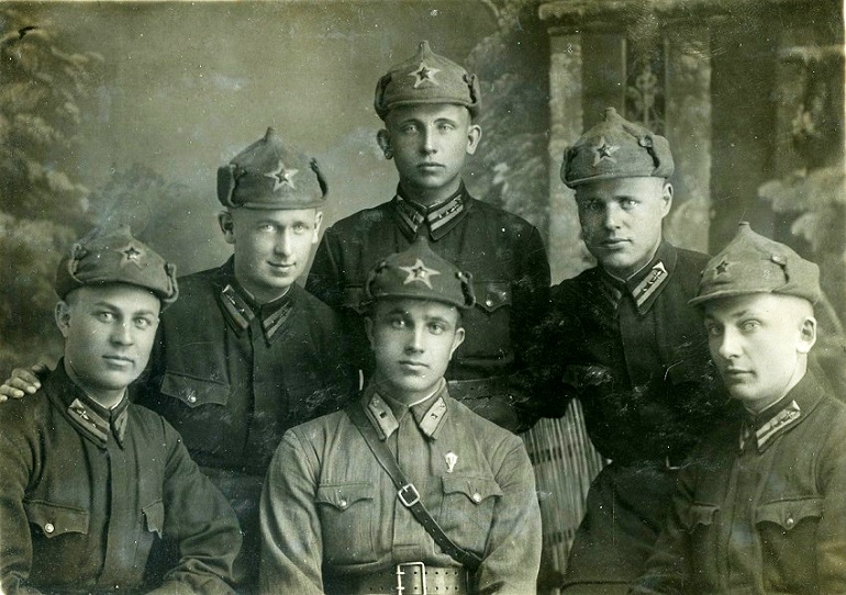 Красноармейцы-курсанты и (в центре)командир. 1930-е годы.