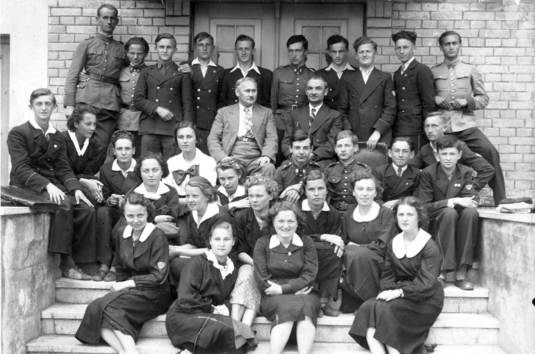 Лидская гимназия. В верхнем ряду 3-й слева Довгелевич Зигмунт, 1930-е