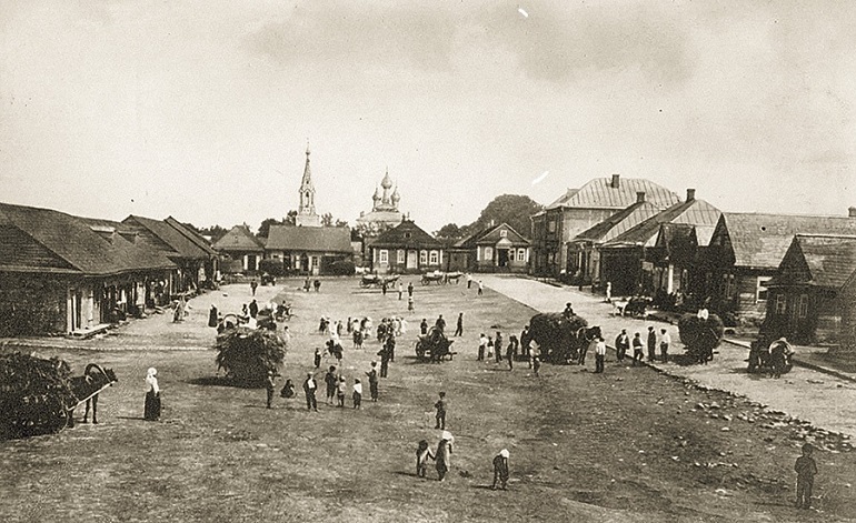 На рыночной площади в начале 20 века