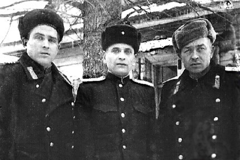 Партизанили в новогрудских лесах, затем служили в милиции Иван Малуха (в центре) и Никадим Бушмич (справа)