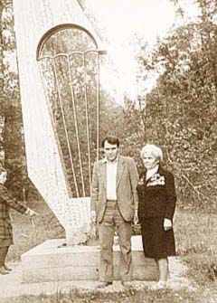 Зоя Зайцева у памятного знака на месте высадки группы “Вол” летом 1944 года