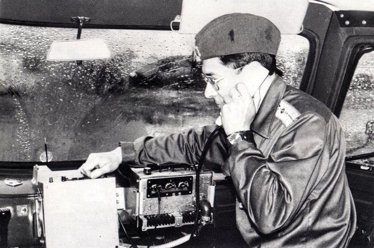 Анисимов Юрий на дежурстве проверяет радиостанцию, 1986 г.