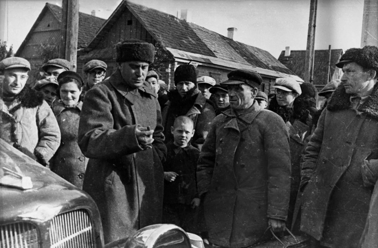 Советский писатель Валентин Катаев в Сморгони осенью  1939 г.