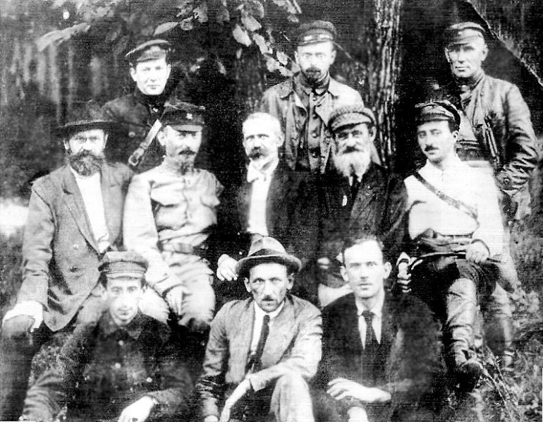 Члены революционного комитета во главе с Ф.Э. Дзержинским (в среднем ряду второй слева), действовавшего в Гродно и Белостоке в июле-августе 1920 г. Тогда же на Гродненщине были созданы первые подразделения гражданской милиции.