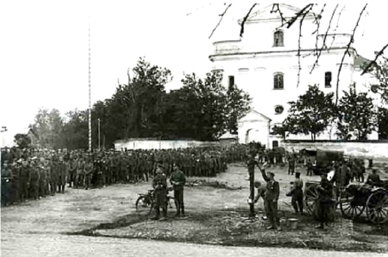 Пленные красноармейцы в Берестовице (сейчас это райцентр Гродненской области)