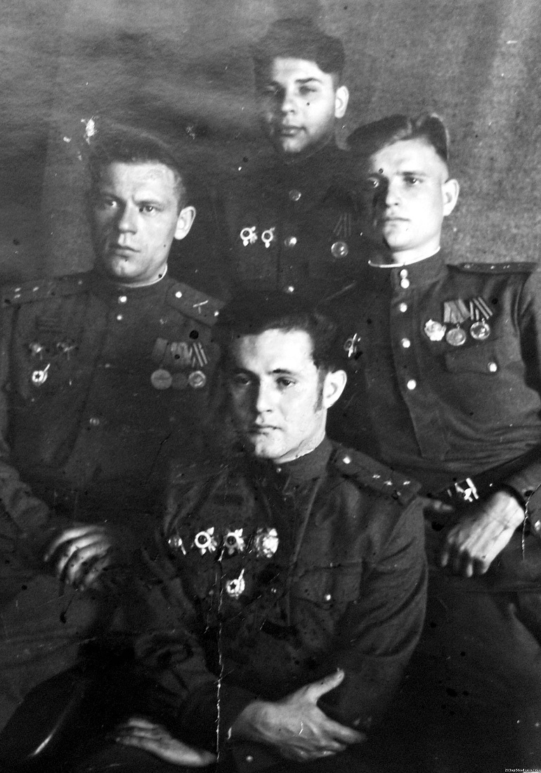 Командир 3-го батальона партизанского полка Кличевской бригады Силин В. А. (справа) с друзьями, 1945 г.