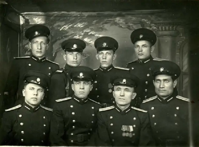 Лейтенанты милиции перед выездом на место службы