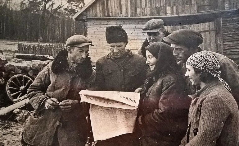 Жители Западной Белоруссии читают газету ПРАВДА. 1939 год