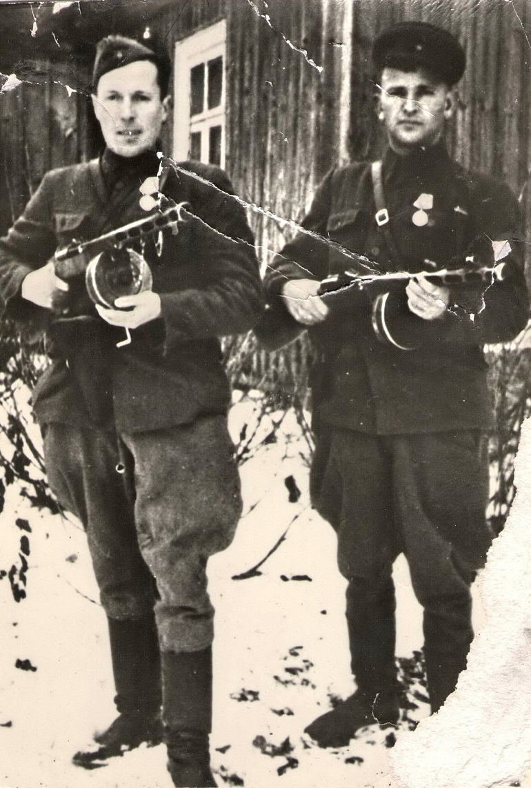 Сташенюк (слева) и Монастырный Г. М. (погиб в борьбе с бандитизмом)
