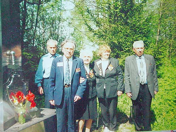 У памятника группе “Джек”. Второй слева - радист Валентин Калинин, третья слева - З. Зайцева
