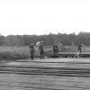 Солдаты корпуса пограничной охраны на мосту через реку Случь возле поселка Ленин. С другой стороны границы на мосту стоит советский офицер.